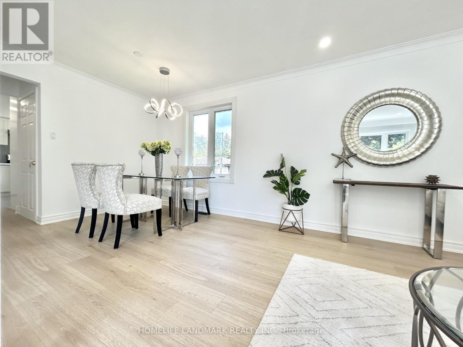 323 Elmwood Avenue, Richmond Hill, Ontario  L4C 1L7 - Photo 4 - N12661712