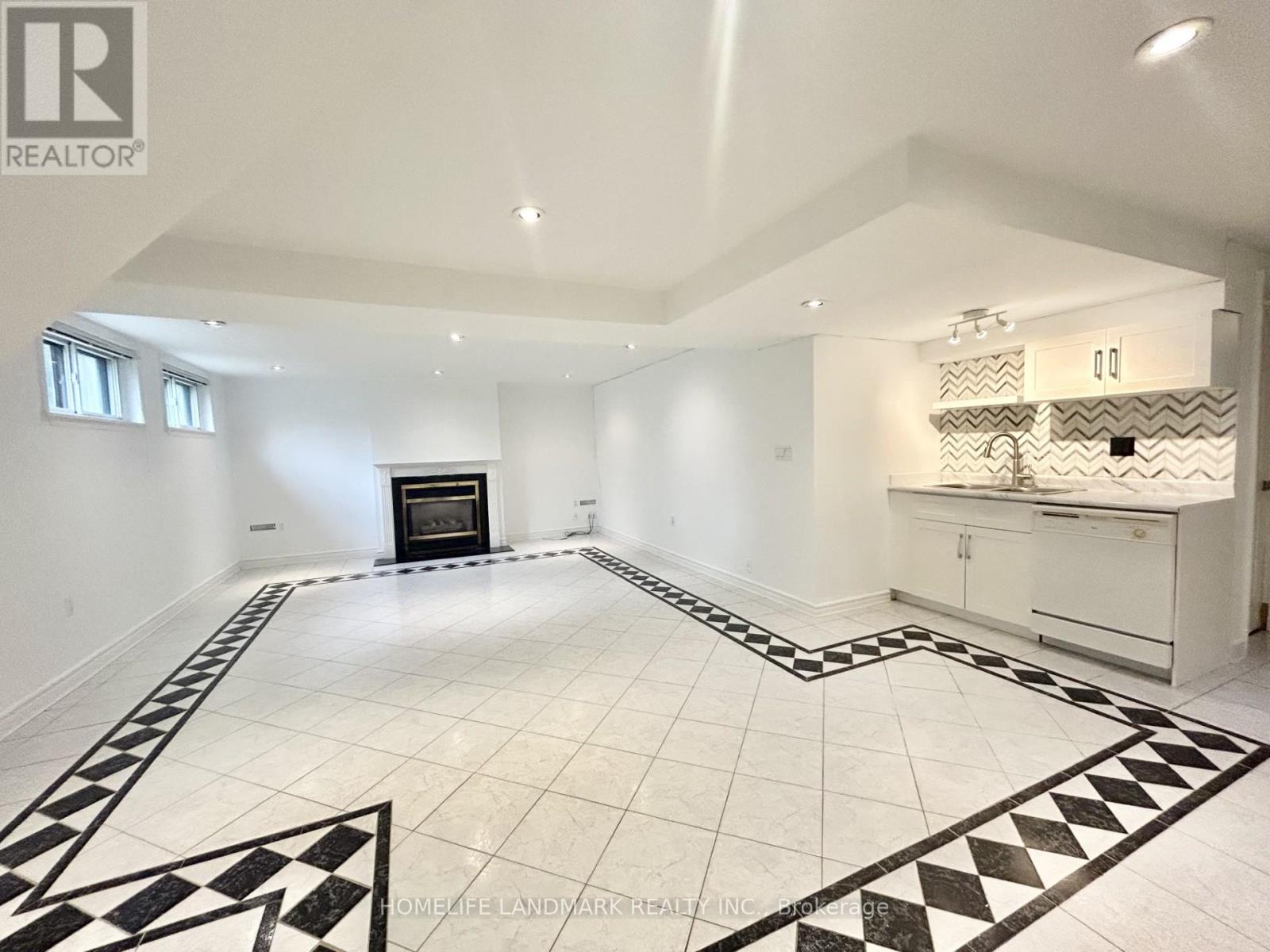 323 Elmwood Avenue, Richmond Hill, Ontario  L4C 1L7 - Photo 23 - N12661712