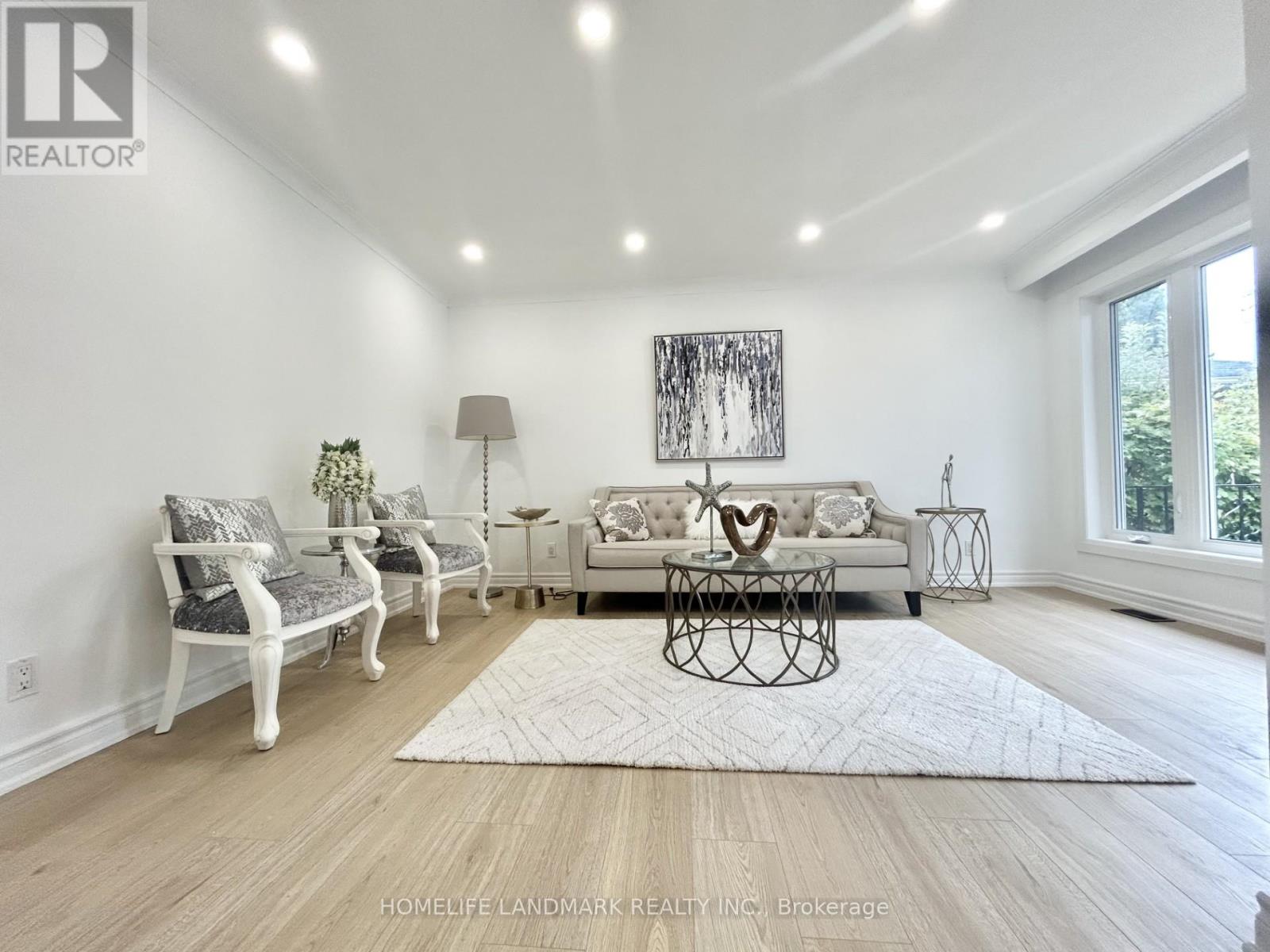 323 Elmwood Avenue, Richmond Hill, Ontario  L4C 1L7 - Photo 9 - N12661712