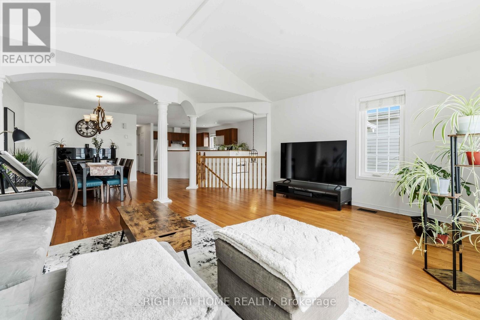 4 Castle Glen Crescent, Ottawa, Ontario  K2L 4H1 - Photo 10 - X12823848