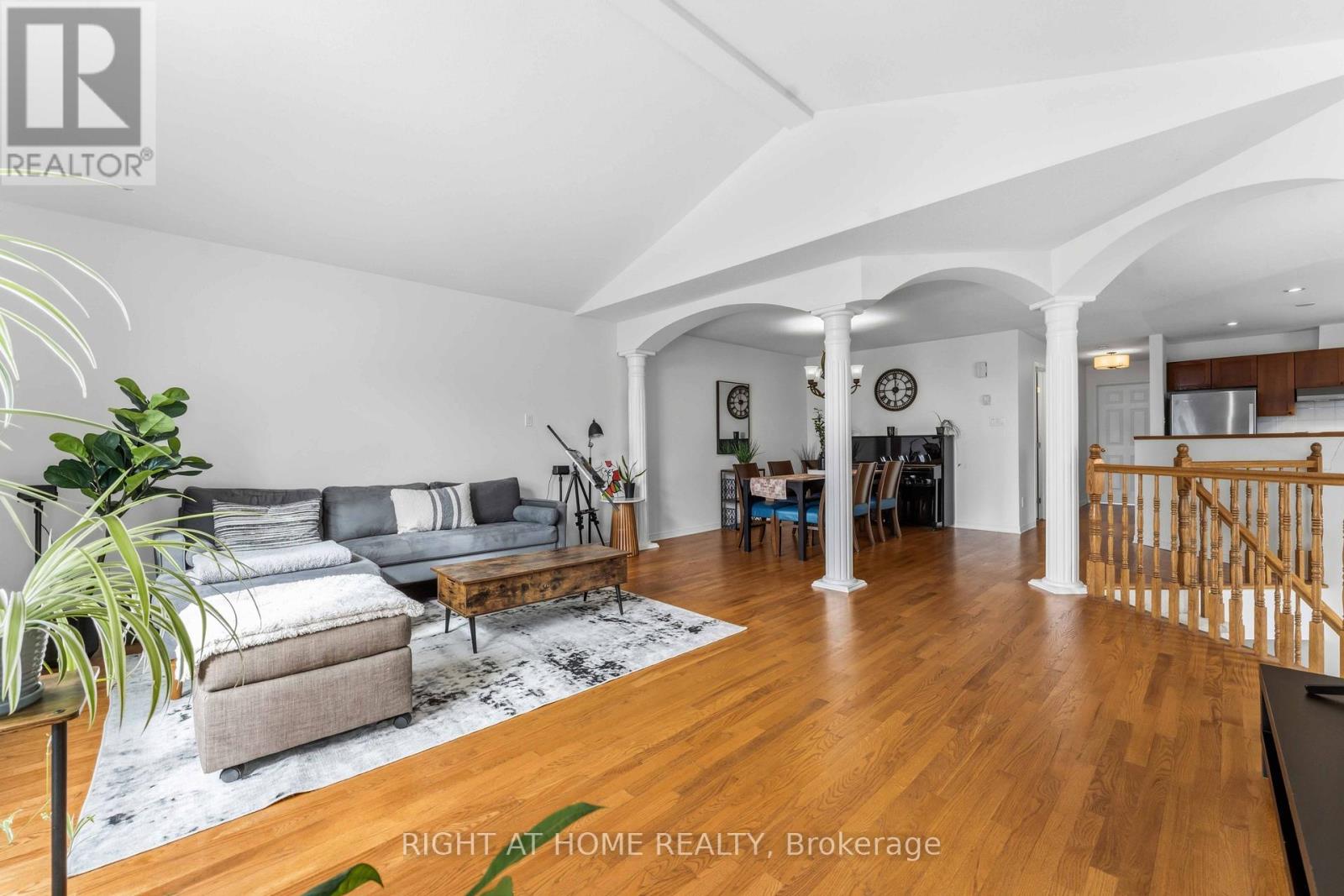 4 Castle Glen Crescent, Ottawa, Ontario  K2L 4H1 - Photo 5 - X12823848