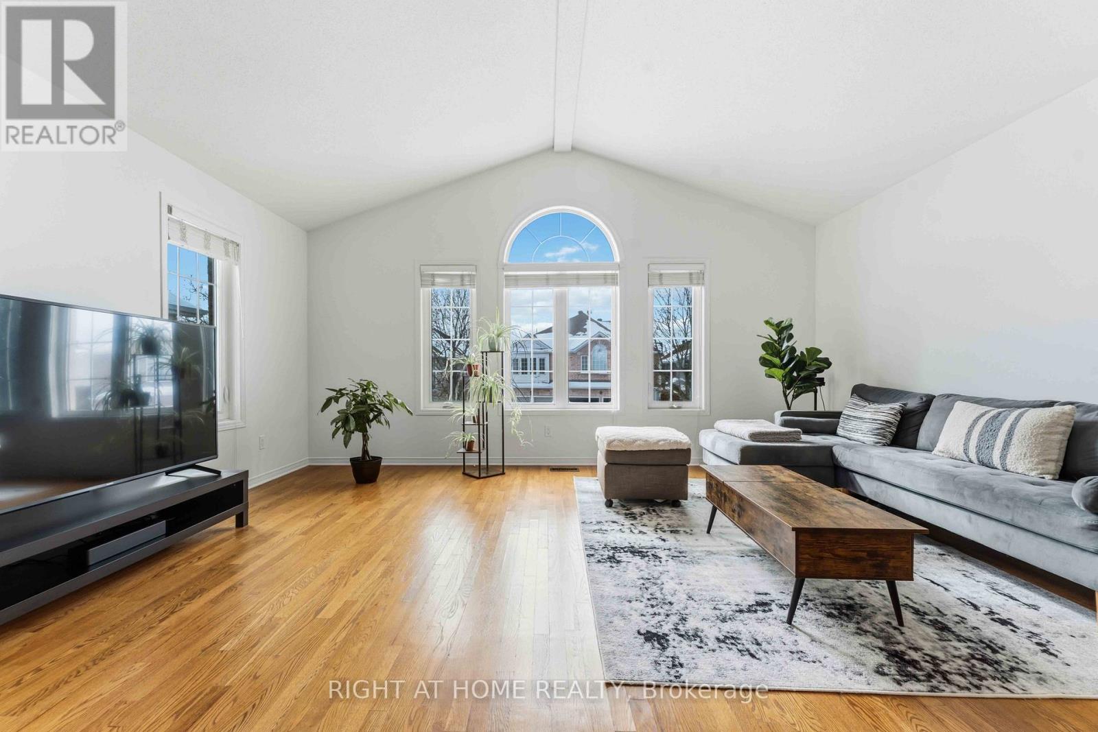 4 Castle Glen Crescent, Ottawa, Ontario  K2L 4H1 - Photo 8 - X12823848