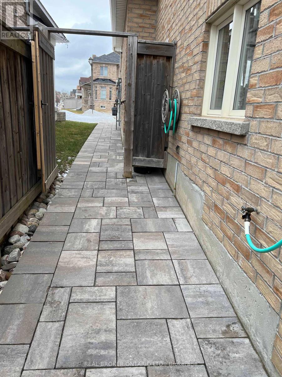 70 Juglans Crescent, Whitchurch-Stouffville, Ontario  L4A 1S5 - Photo 2 - N12822824