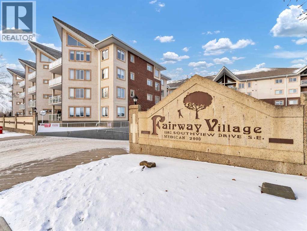 <div class="slider-price">$299,900.00</div><p>208, 1182 Southview Drive Se, Medicine Hat, Alberta</p>