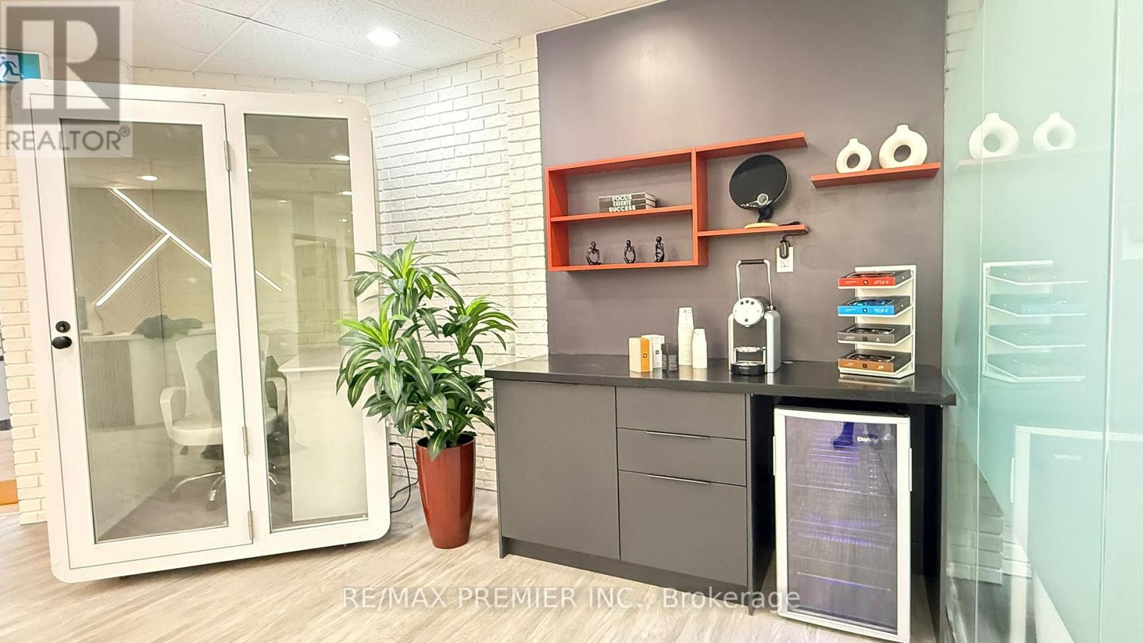 302-06 - 3390 South Service Road, Burlington, Ontario  L7N 3J5 - Photo 4 - W12823922