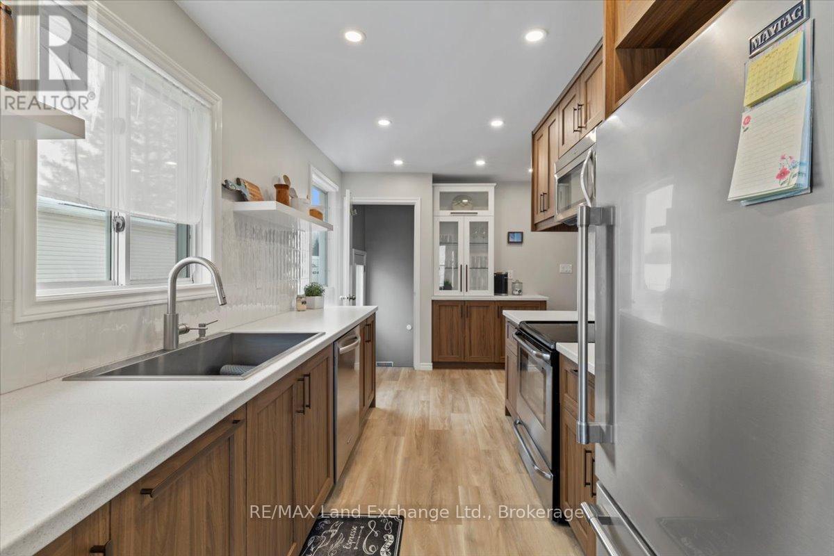 283 Bricker Street, Saugeen Shores, Ontario N0H 2C1 - Photo 3 - X12823962