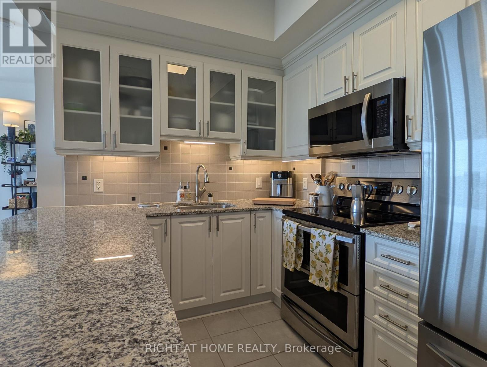 1804 - 70 Landry Street, Ottawa, Ontario  K1L 0A8 - Photo 10 - X12823996