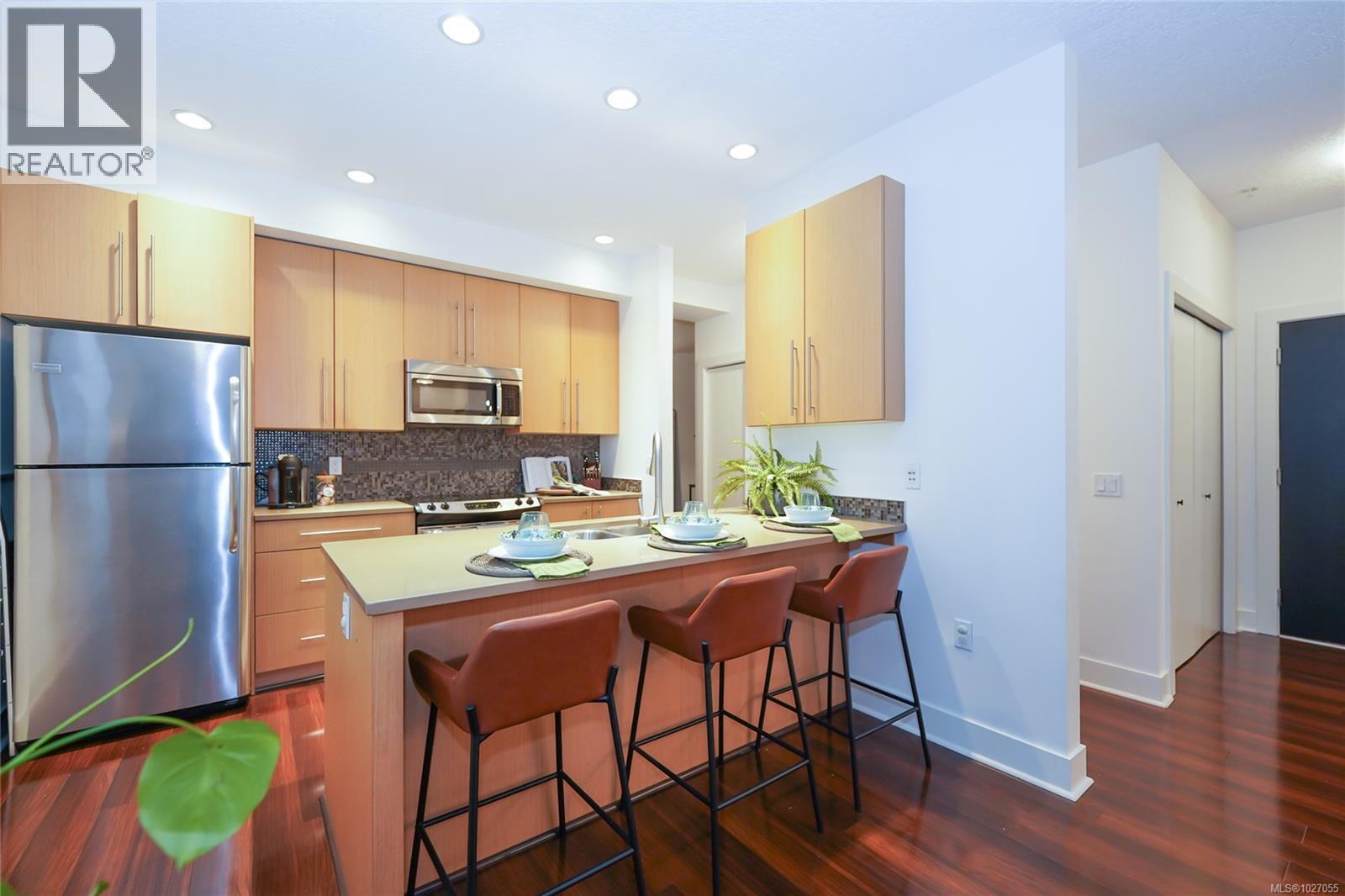 208 4529 West Saanich Rd, Saanich, British Columbia  V8Z 3G3 - Photo 3 - 1027055