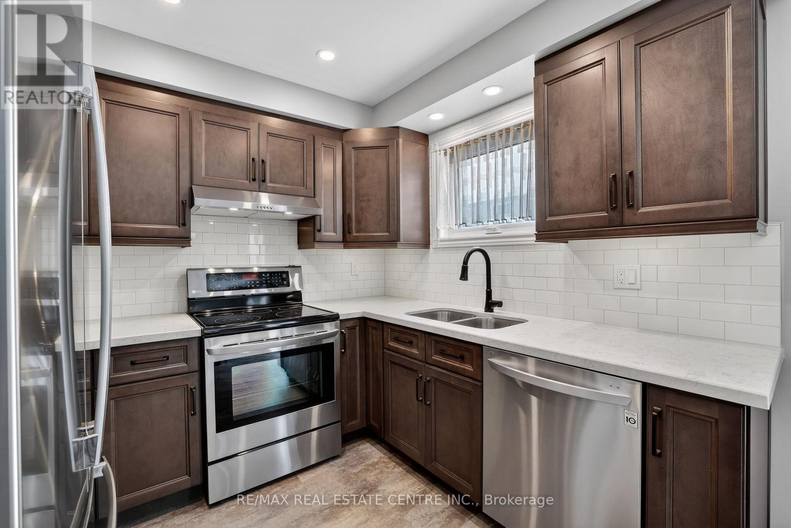 165 Courtney Crescent, Orangeville, Ontario  L9W 4S4 - Photo 9 - W12823994