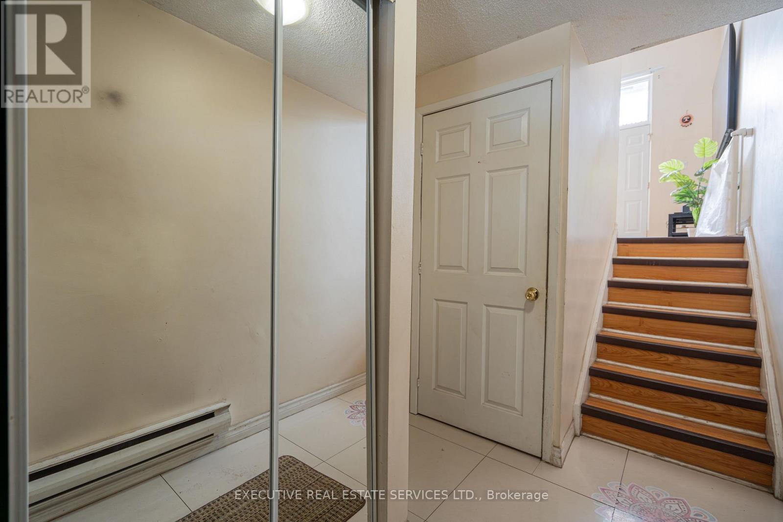 25 Briar Path Nw, Brampton, Ontario  L6T 2A2 - Photo 3 - W12824014