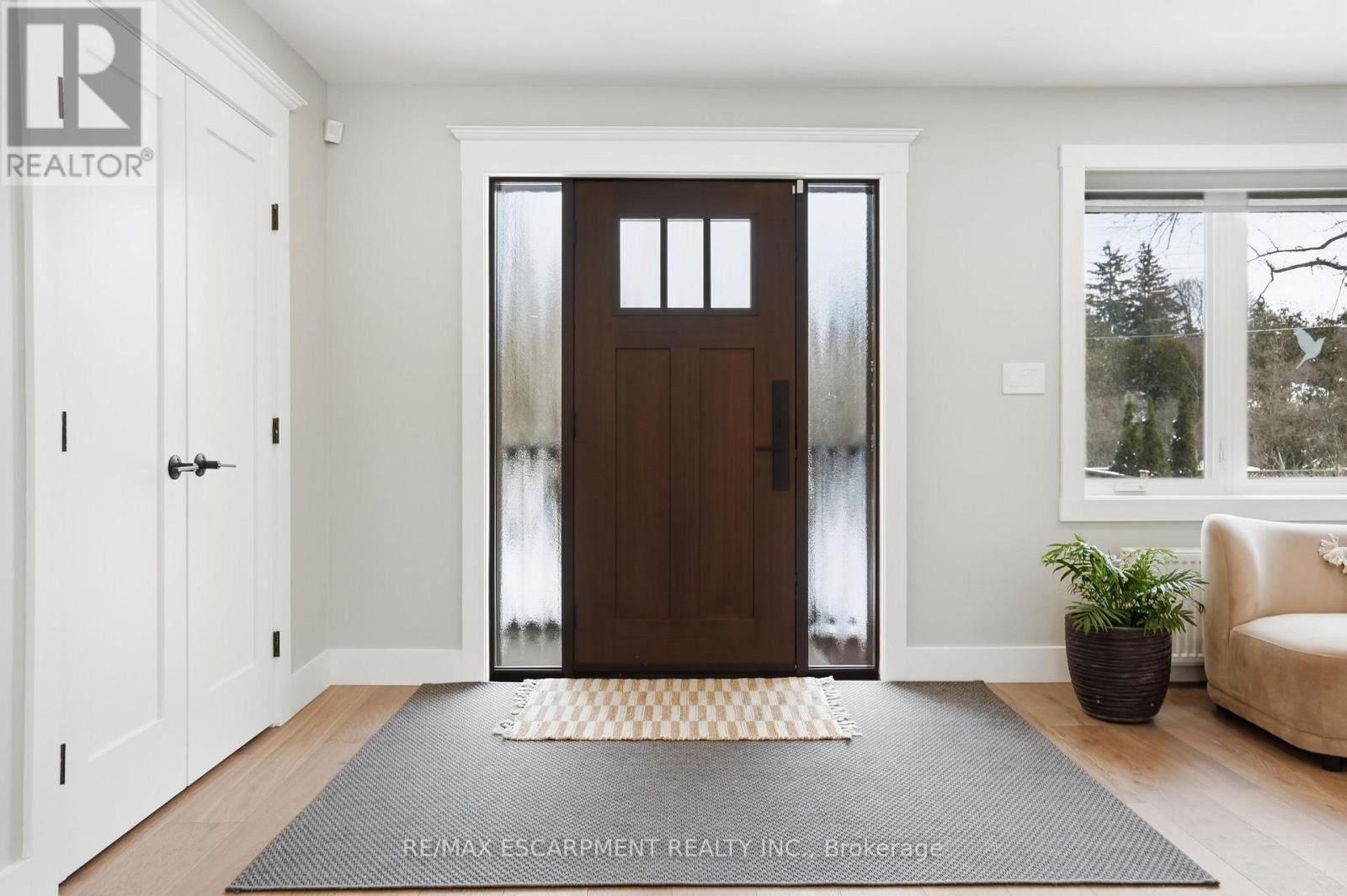 29 Pinewood Trail, Mississauga (Mineola), Ontario  L5G 2L2 - Photo 5 - W12824030