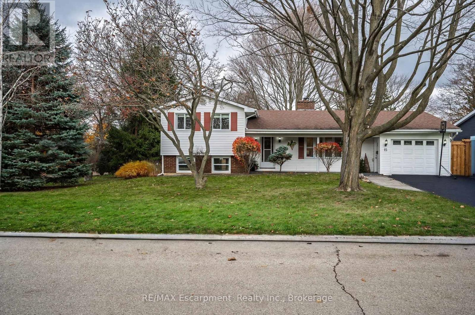 15 Harvest Lane, Brantford, Ontario  N3R 5R3 - Photo 2 - X12824122