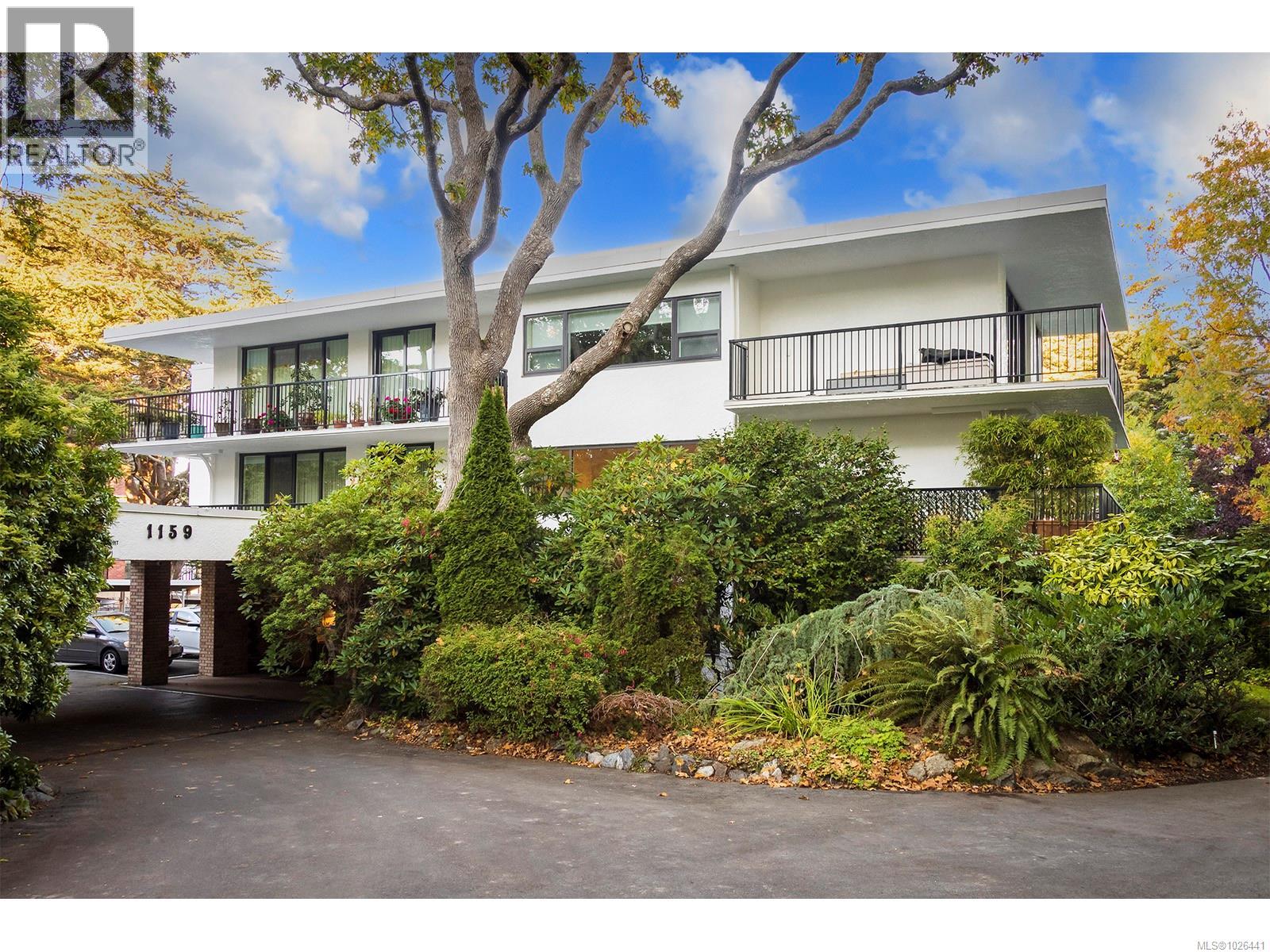 402 1159 Beach Dr, Oak Bay, British Columbia