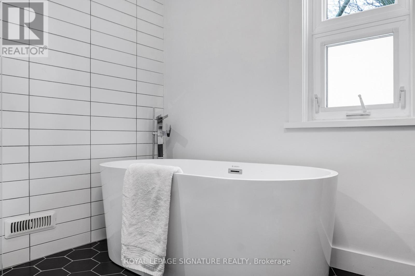 38 Bastedo Avenue, Toronto, Ontario  M4C 3M9 - Photo 19 - E12824236