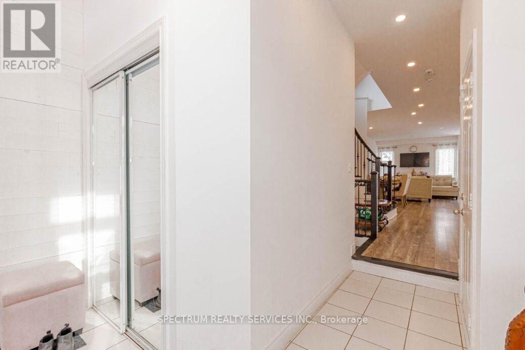 97 Kempenfelt Trail, Brampton, Ontario  L7A 0A7 - Photo 4 - W12824084