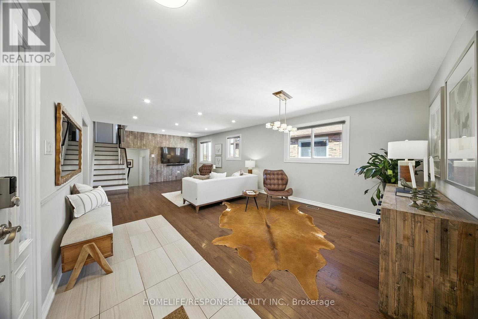 1464 Jefferson Crescent, Oakville, Ontario  L6H 3G6 - Photo 3 - W12824098