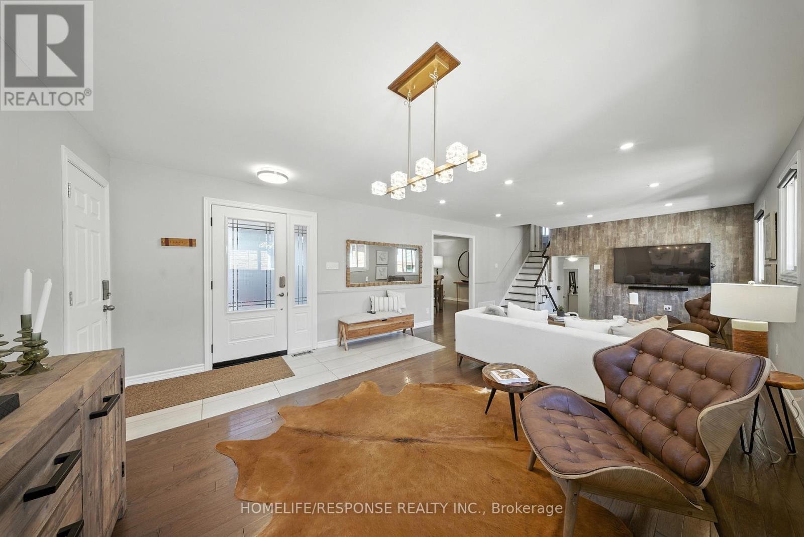 1464 Jefferson Crescent, Oakville, Ontario  L6H 3G6 - Photo 5 - W12824098