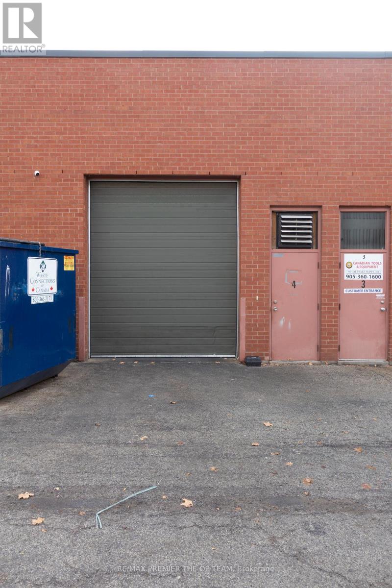 4 - 5 Edvac Drive, Brampton (Brampton North), Ontario  L6S 5P2 - Photo 2 - W12824144