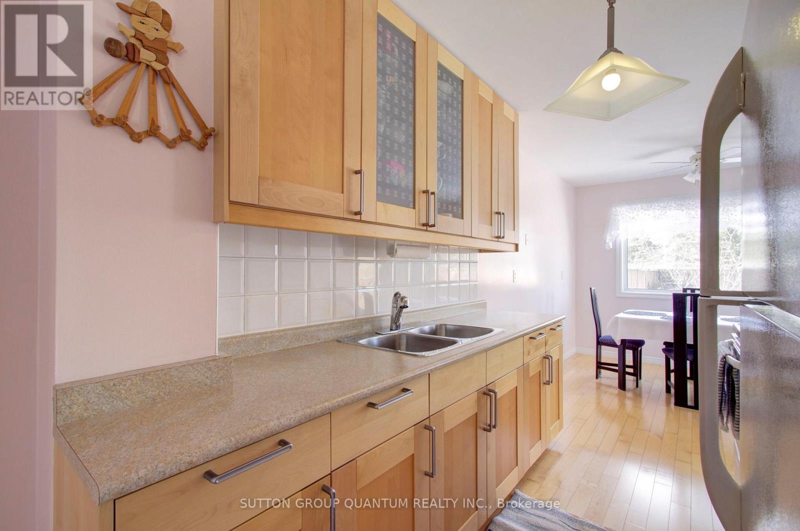 4396 Lee Drive, Mississauga, Ontario  L4W 4A8 - Photo 11 - W12824152