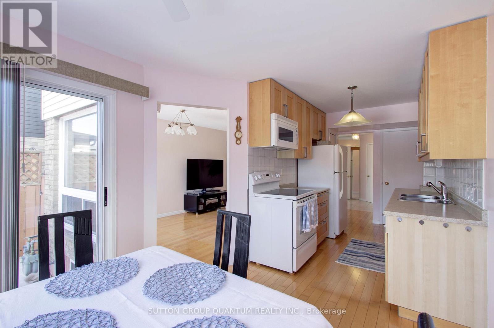 4396 Lee Drive, Mississauga, Ontario  L4W 4A8 - Photo 13 - W12824152