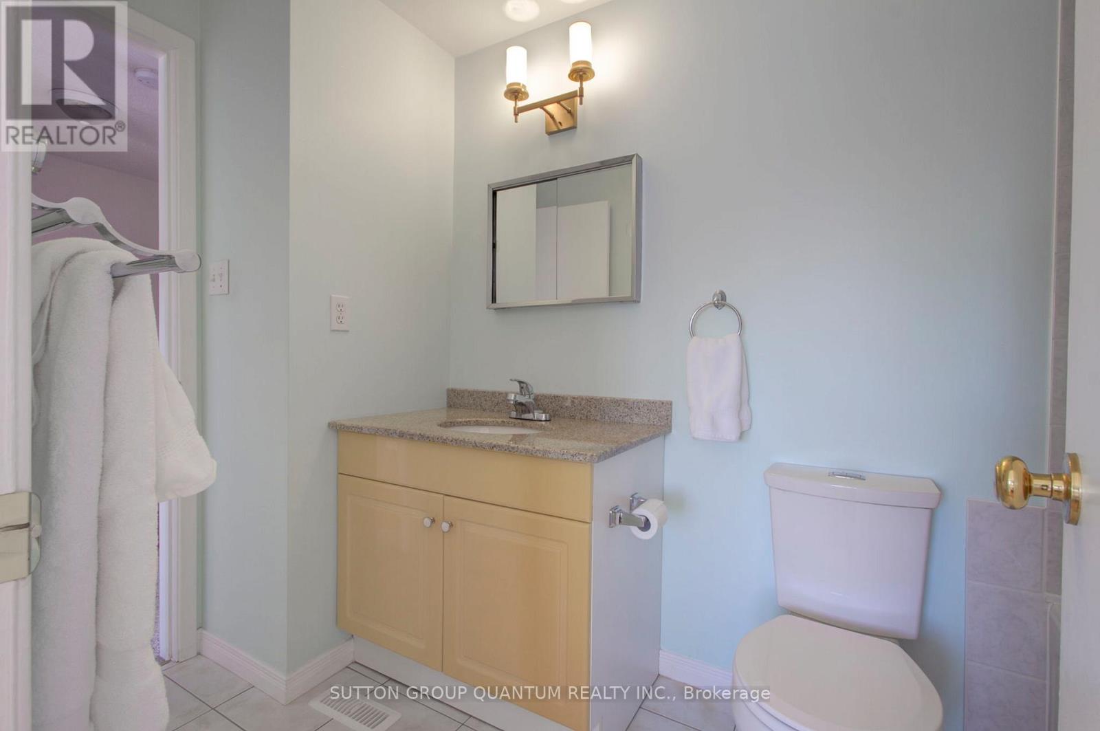 4396 Lee Drive, Mississauga, Ontario  L4W 4A8 - Photo 21 - W12824152