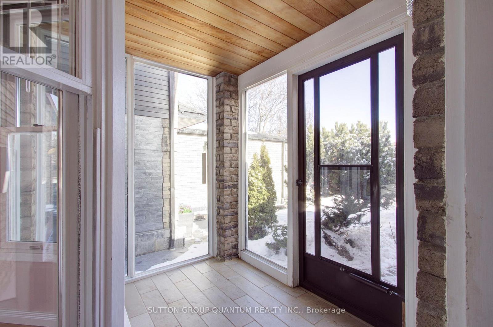 4396 Lee Drive, Mississauga, Ontario  L4W 4A8 - Photo 4 - W12824152