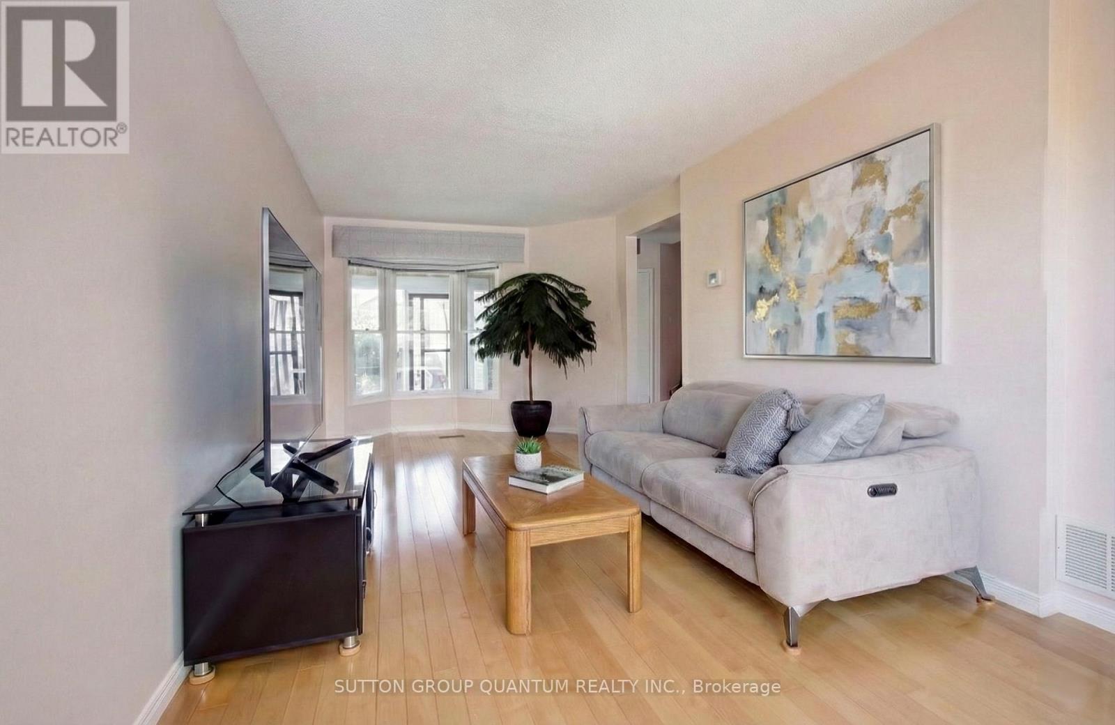 4396 Lee Drive, Mississauga, Ontario  L4W 4A8 - Photo 8 - W12824152