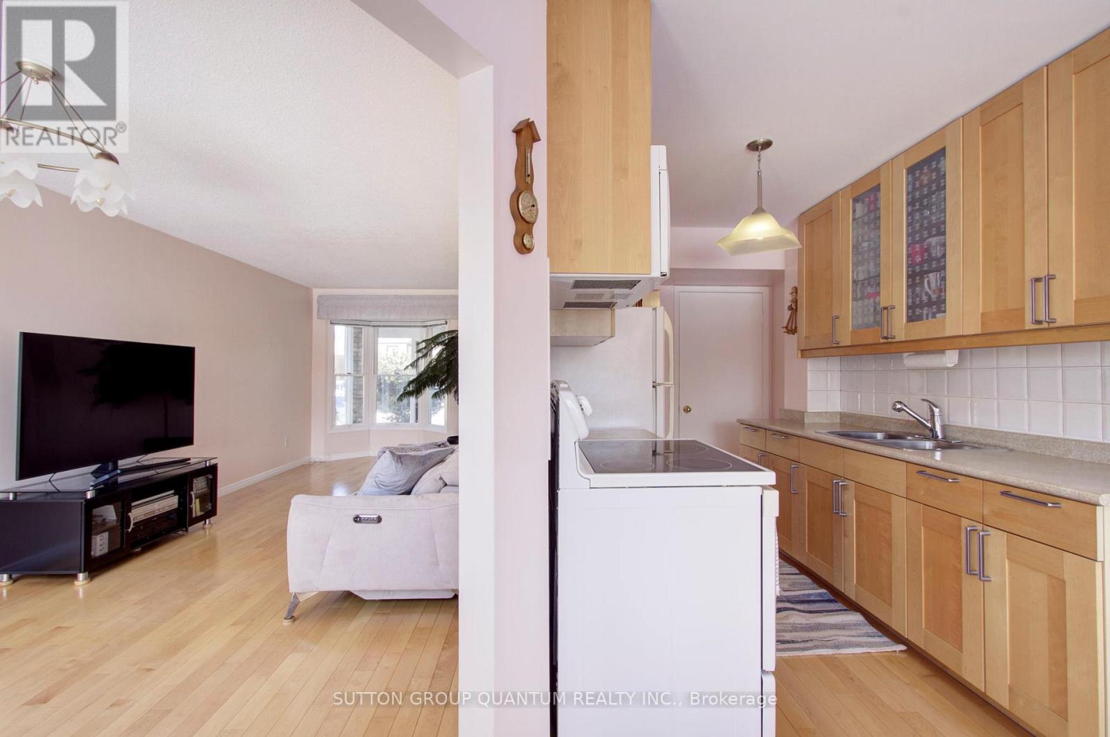 4396 Lee Drive, Mississauga, Ontario  L4W 4A8 - Photo 9 - W12824152