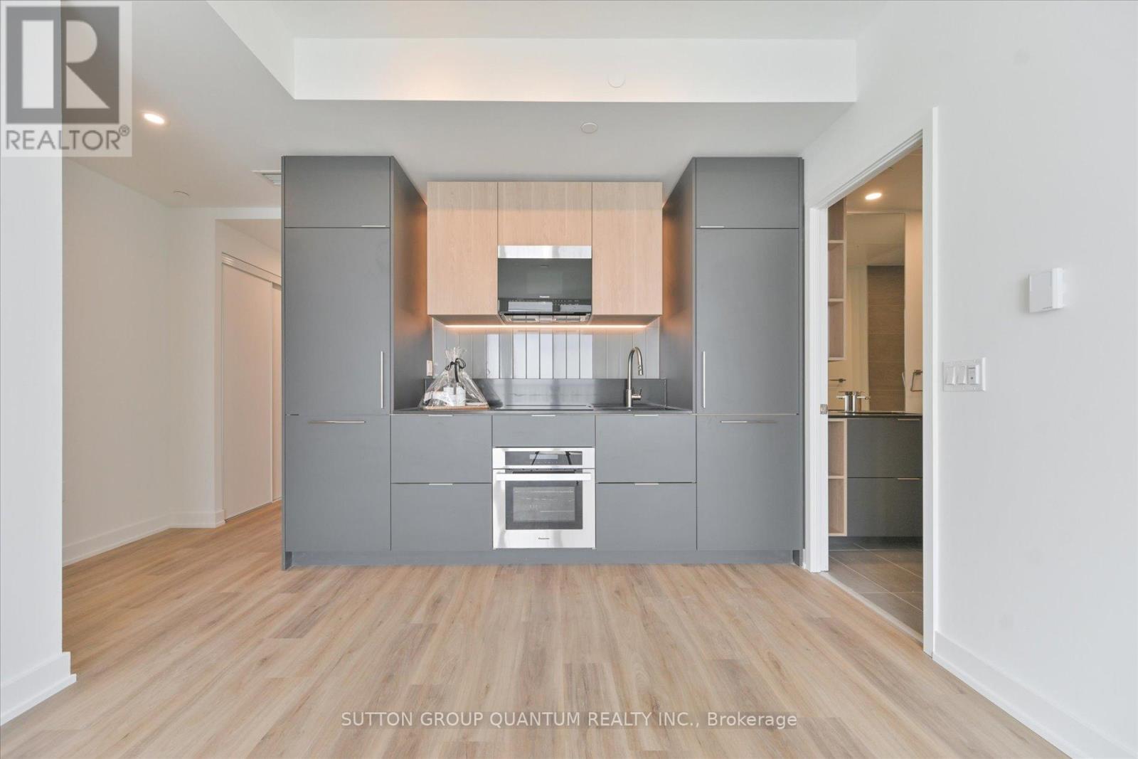 1913 - 1 Fairview Road E, Mississauga, Ontario  L5A 0B4 - Photo 1 - W12821170