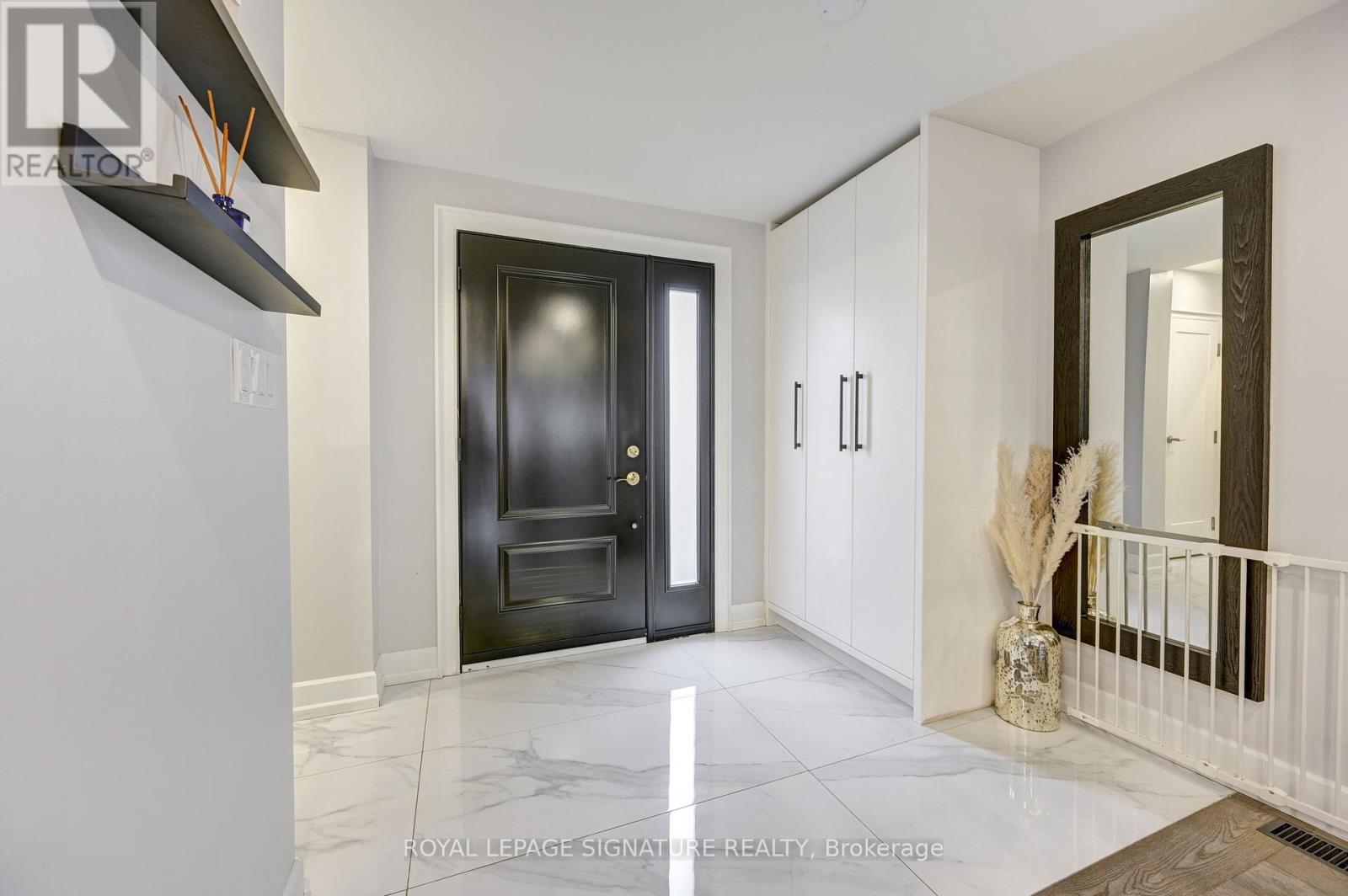 3035 Saracen Court, Mississauga, Ontario  L5N 3G9 - Photo 4 - W12824308