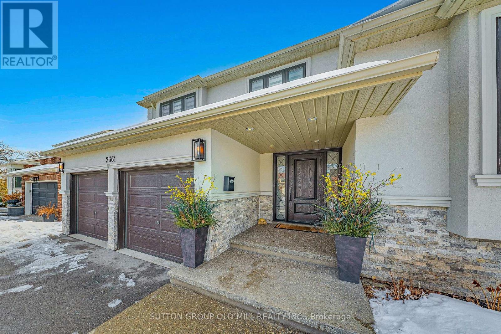 2361 Folkway Drive, Mississauga, Ontario  L5L 3C6 - Photo 3 - W12824350