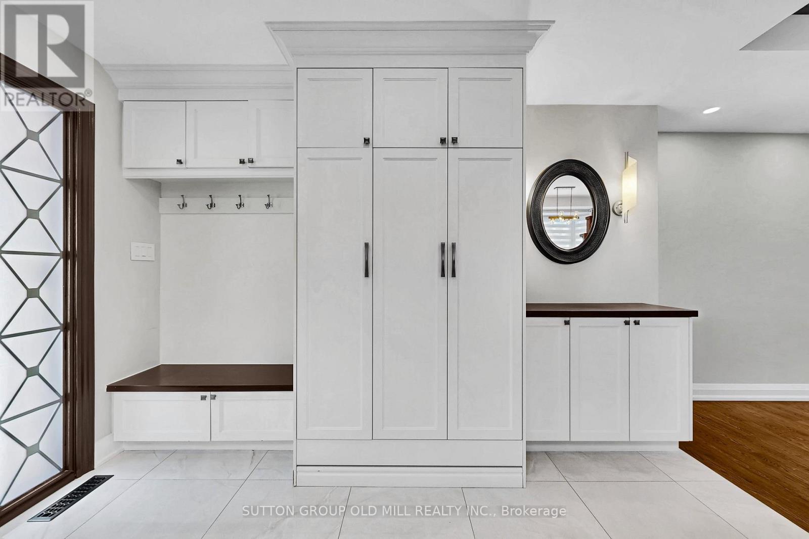 2361 Folkway Drive, Mississauga, Ontario  L5L 3C6 - Photo 5 - W12824350