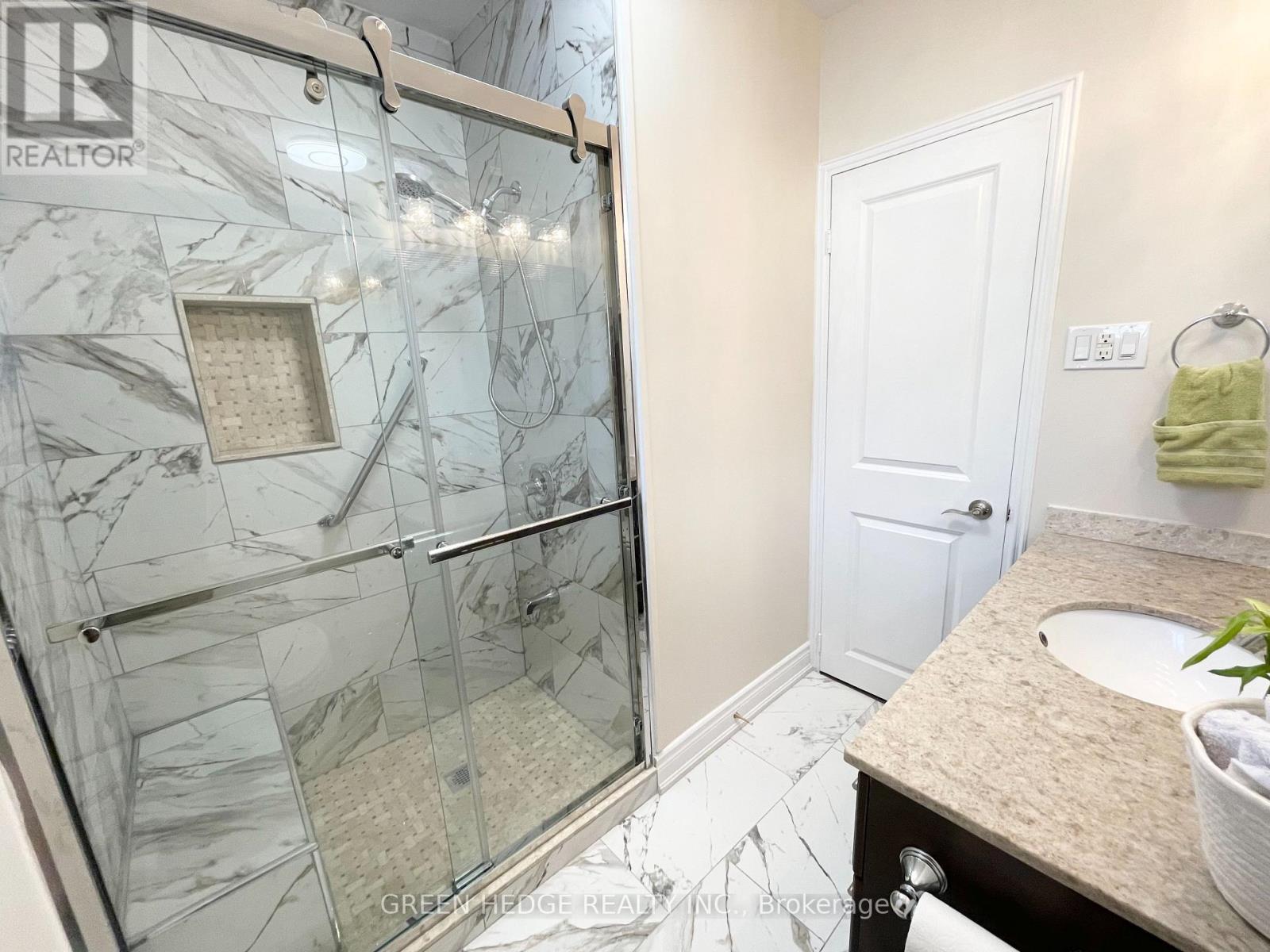 30 Tapley Drive, Toronto, Ontario  M9R 3P4 - Photo 13 - W12824394