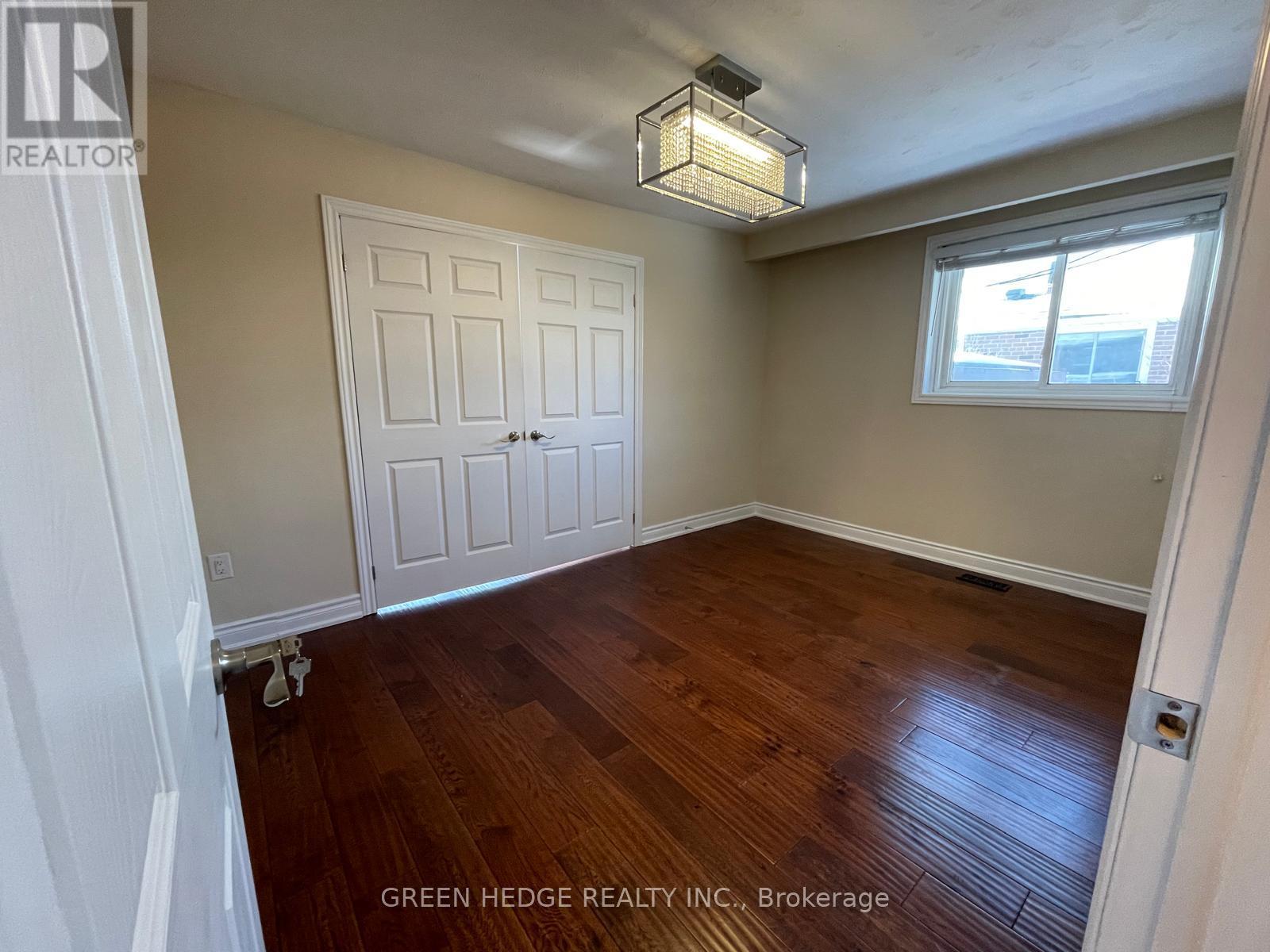 30 Tapley Drive, Toronto, Ontario  M9R 3P4 - Photo 8 - W12824394