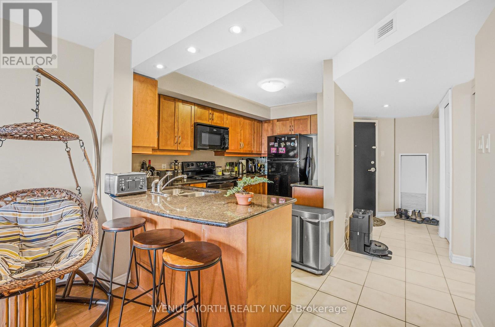 812 - 314 Central Park Drive, Ottawa, Ontario K2C 0R2 - Photo 6 - X12824464