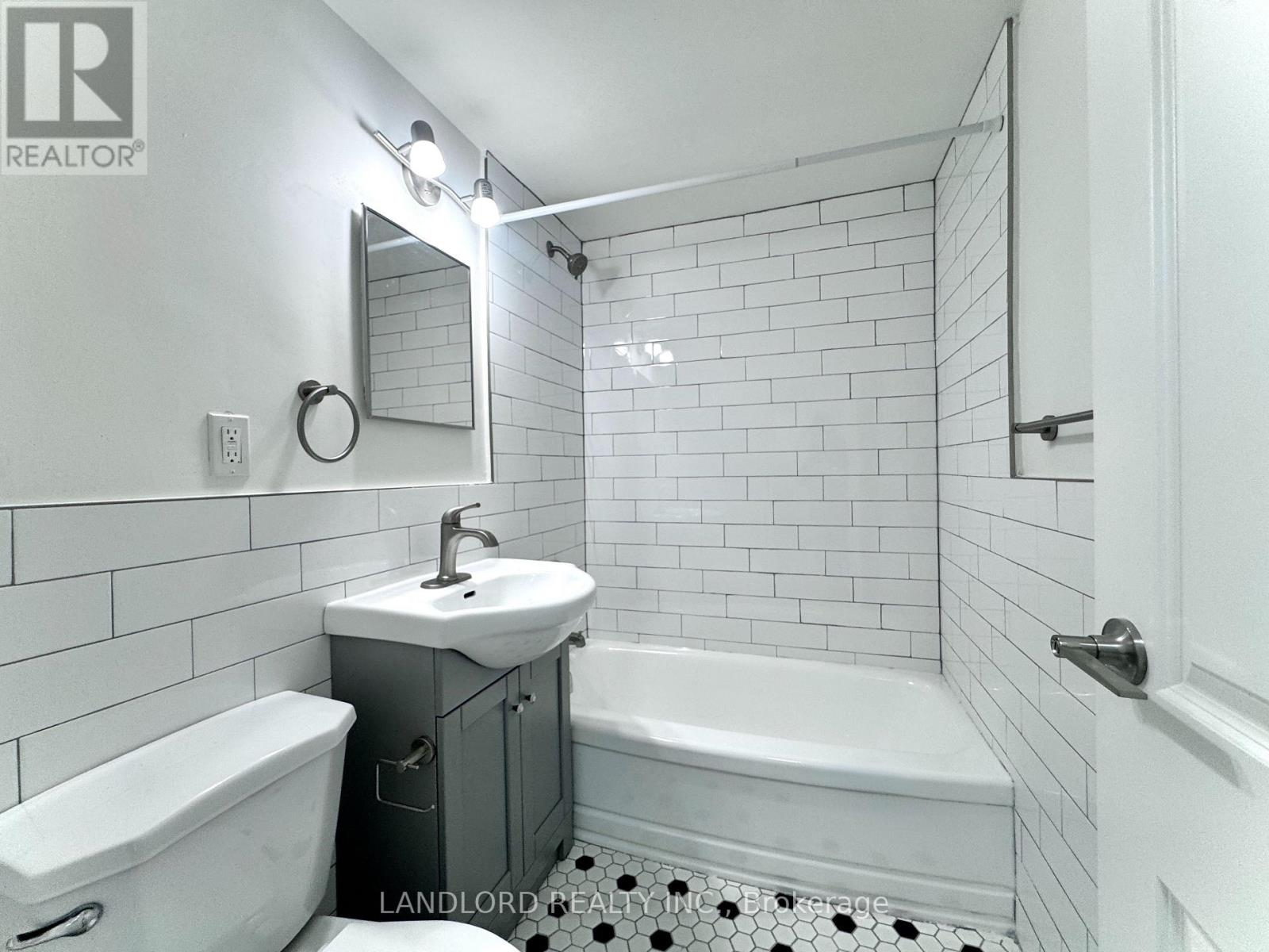 305 - 17 Gulliver Road, Toronto, Ontario  M6M 2M3 - Photo 10 - W12736632