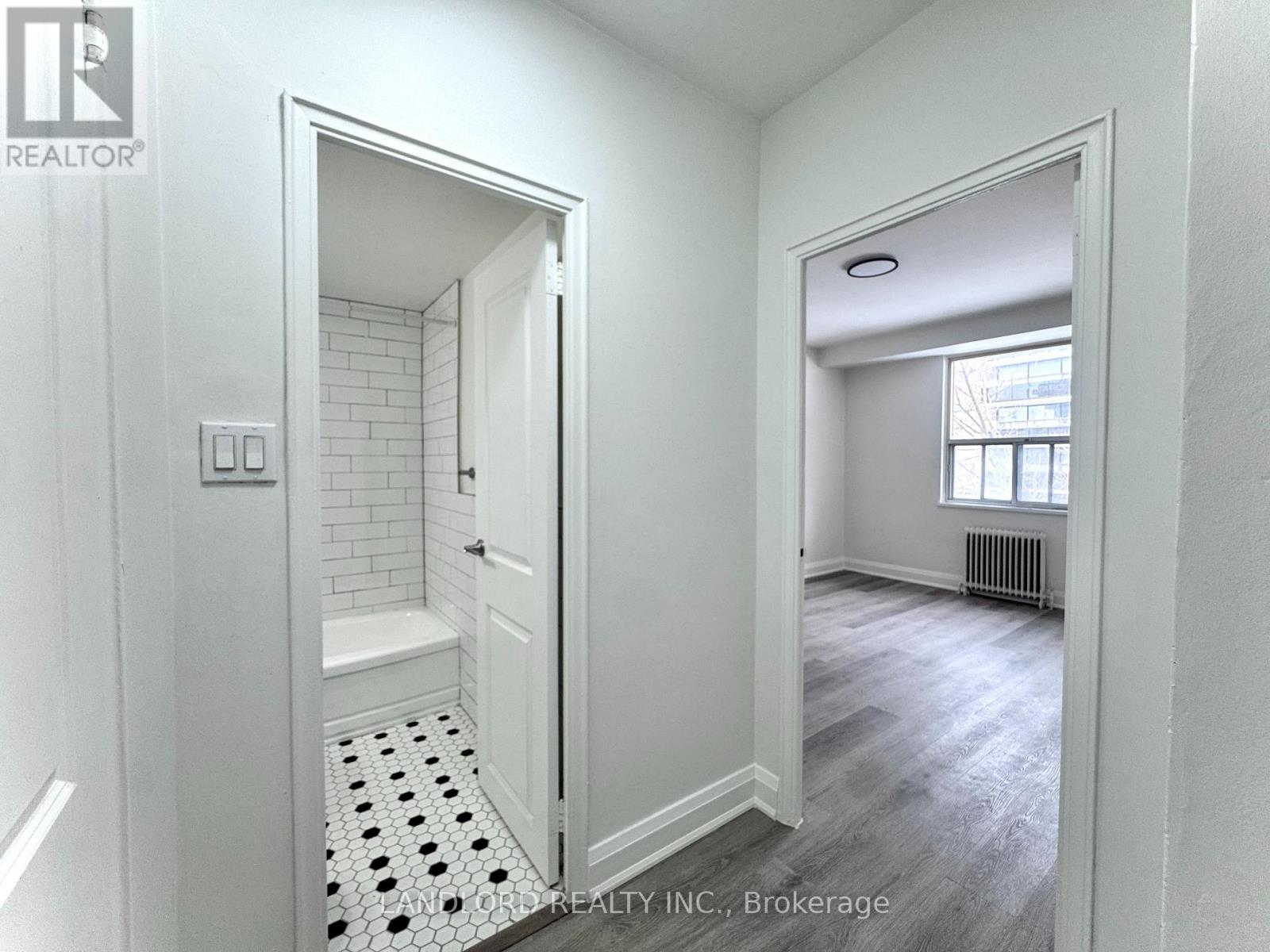 305 - 17 Gulliver Road, Toronto, Ontario  M6M 2M3 - Photo 12 - W12736632