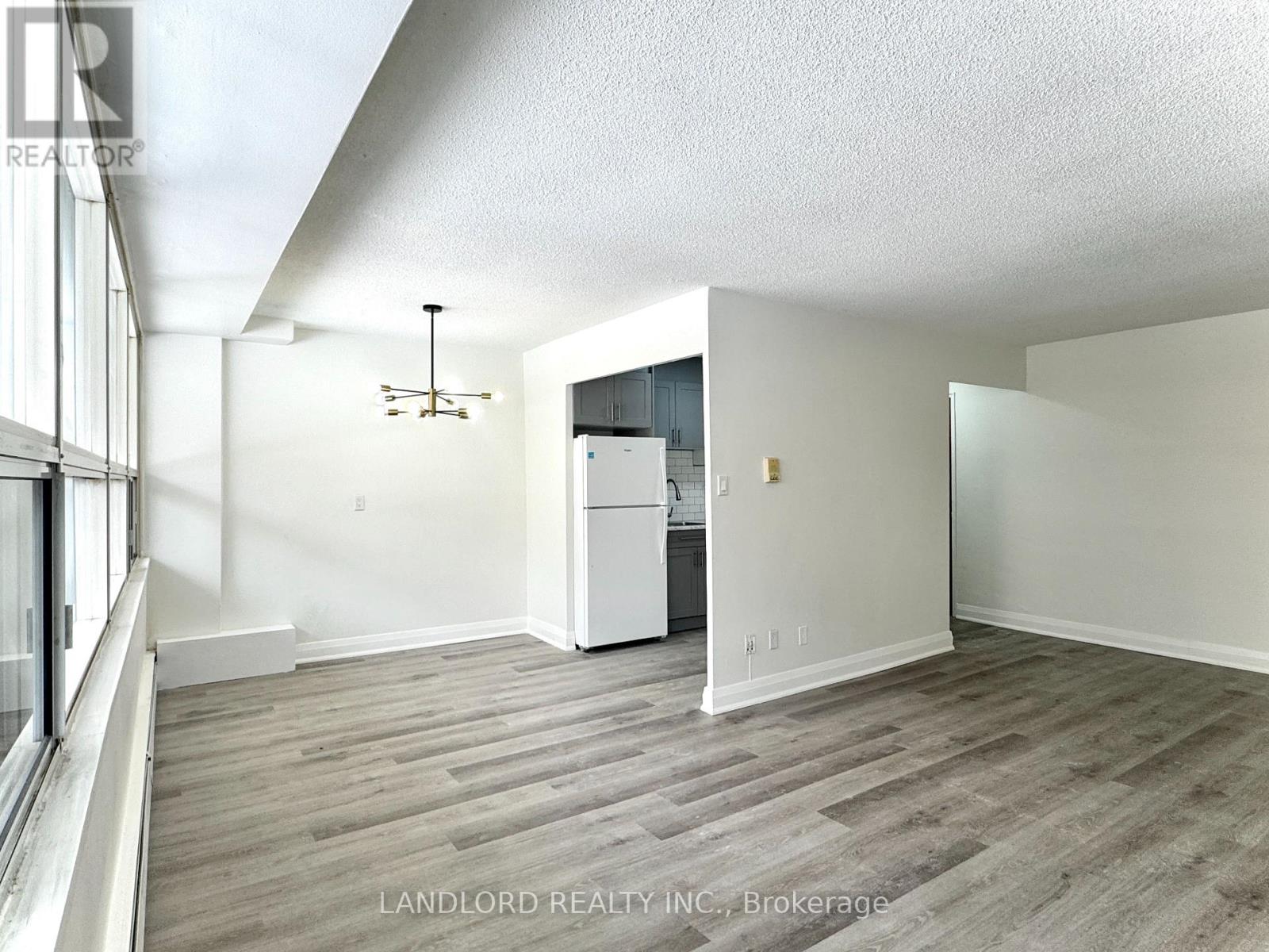 305 - 17 Gulliver Road, Toronto, Ontario  M6M 2M3 - Photo 6 - W12736632