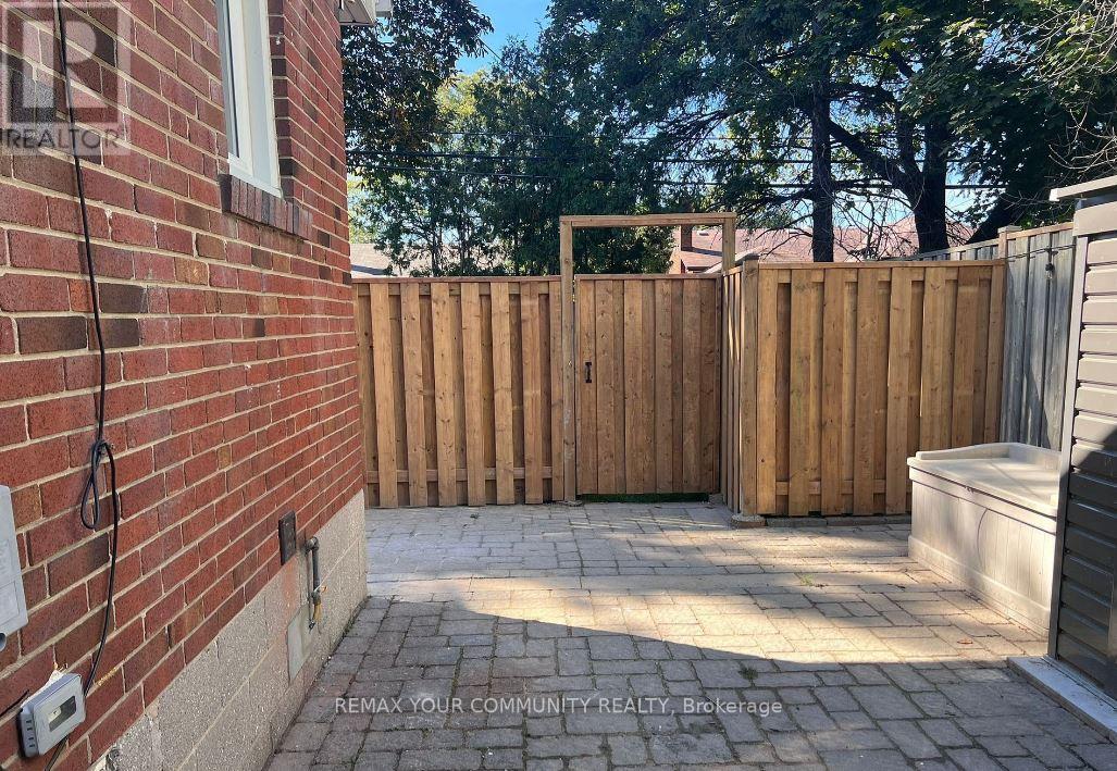 16 Robertsfield Crescent, Toronto, Ontario  M1R 2X2 - Photo 3 - E12824474