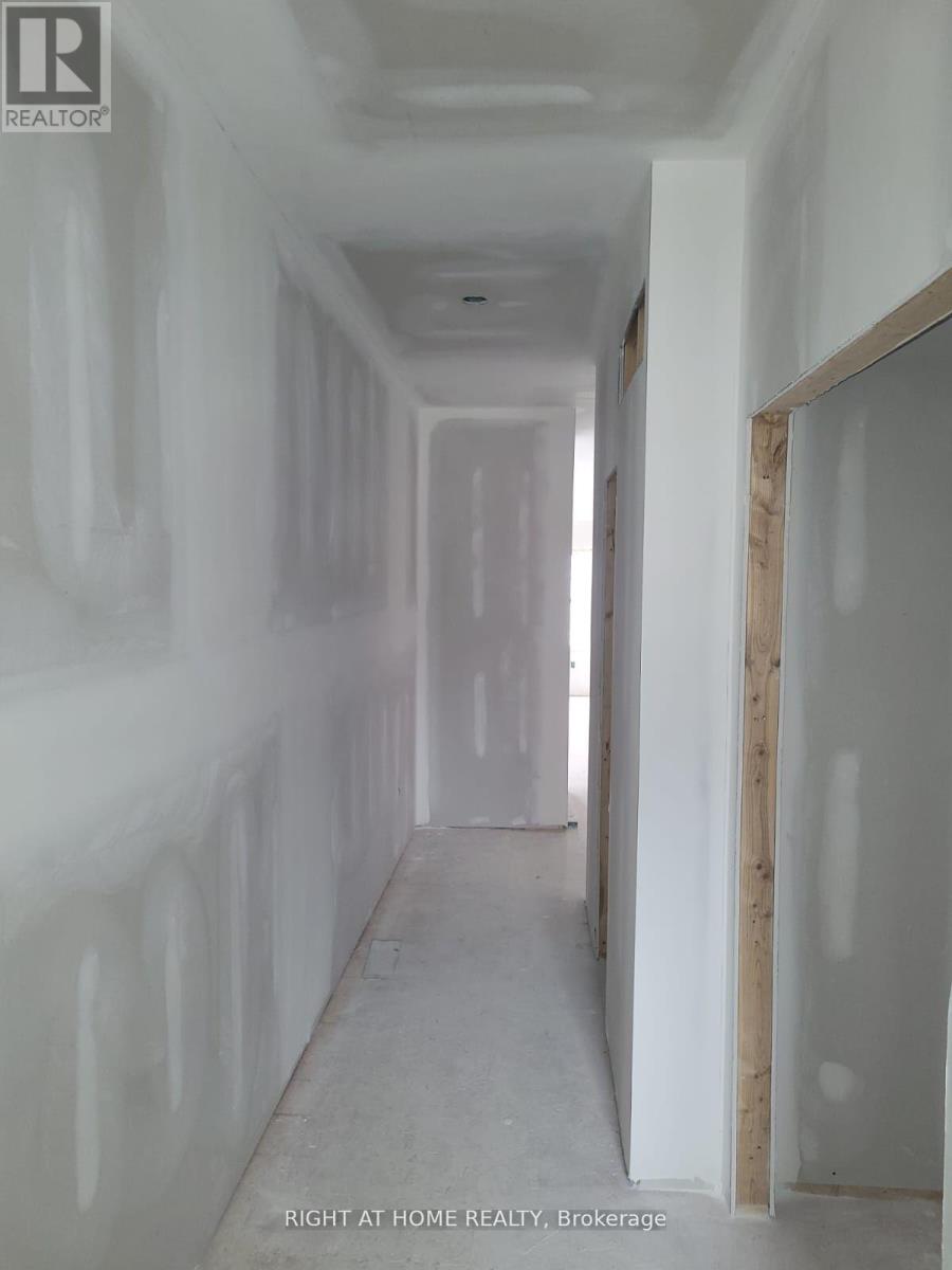 17 Ravenscraig Place, Innisfil, Ontario  L0L 1L0 - Photo 4 - N12824610