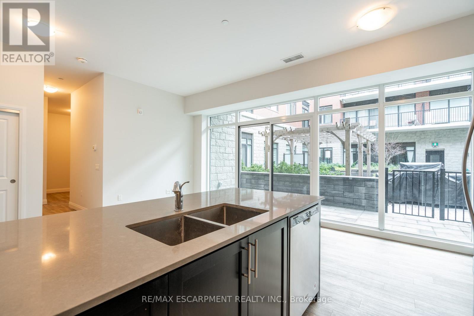 132 - 1 Redfern Avenue, Hamilton, Ontario  L9C 0E6 - Photo 11 - X12824500