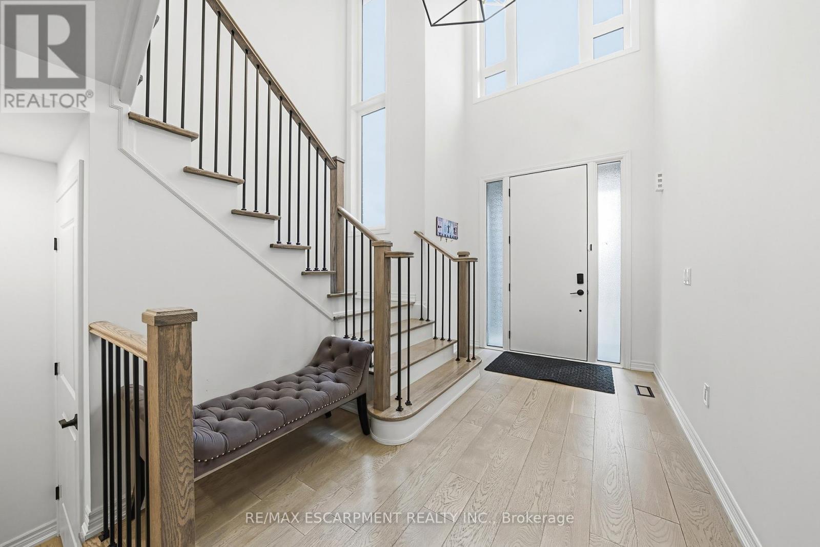 90 Robertson Road, Hamilton, Ontario  L9K 0H8 - Photo 3 - X12824542