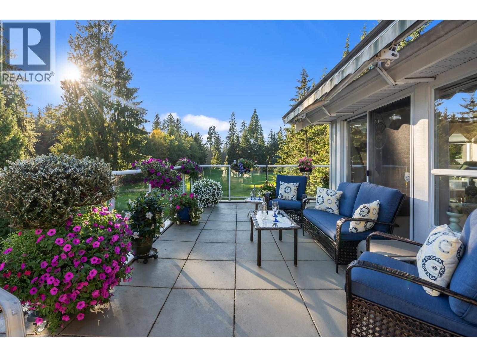 401 1281 Parkgate Avenue, North Vancouver, British Columbia  V7H 3A3 - Photo 1 - R3093093