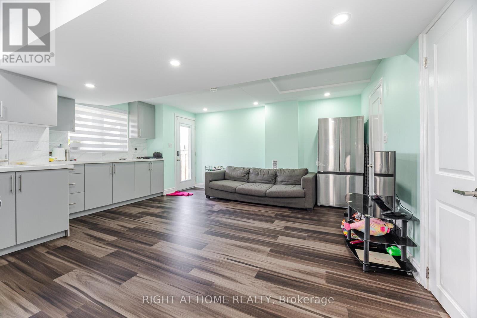 3281 Turnstone Boulevard, Pickering, Ontario  L1X 0M9 - Photo 2 - E12824648