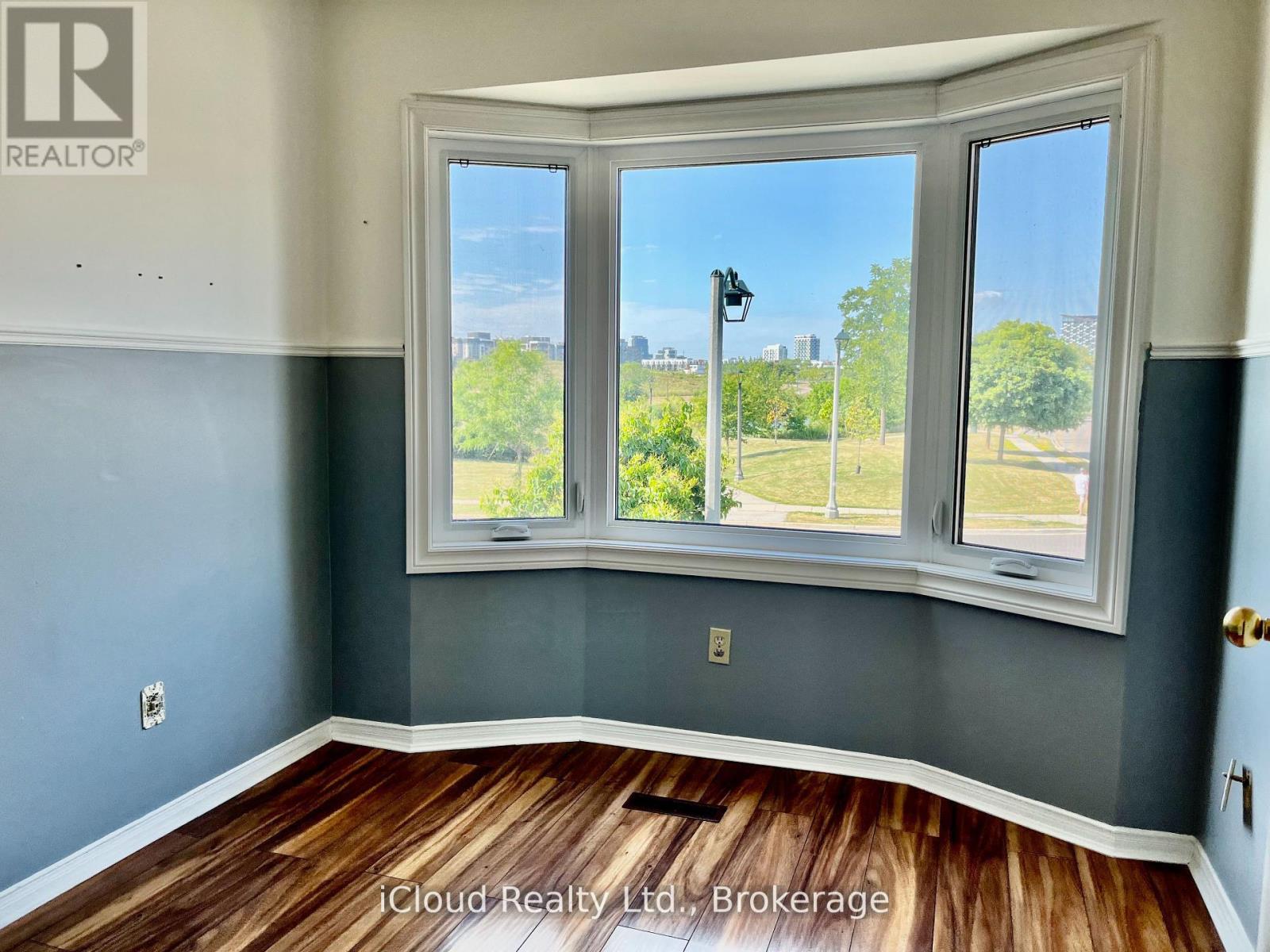 40 Glenashton Drive, Oakville, Ontario  L6H 6G2 - Photo 4 - W12824698