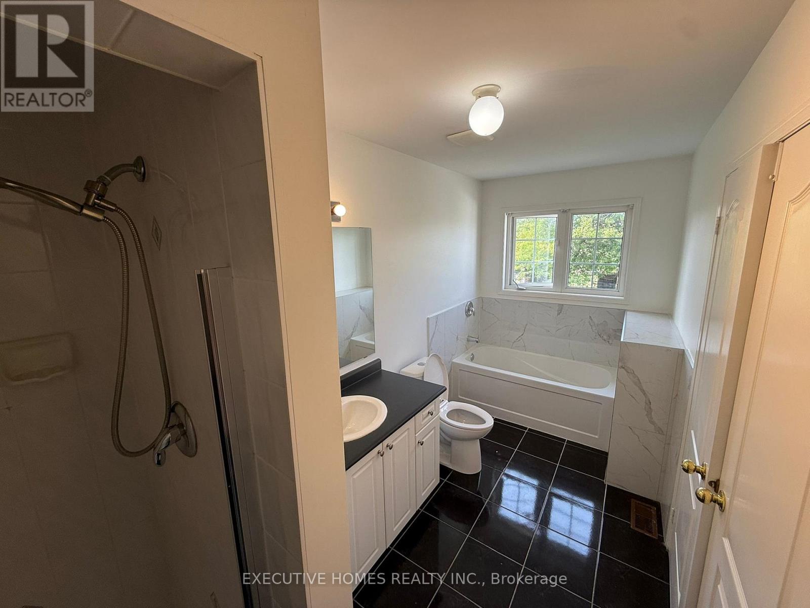 100 Sandcherry Crescent, Brampton, Ontario  L6R 3B2 - Photo 12 - W12812888