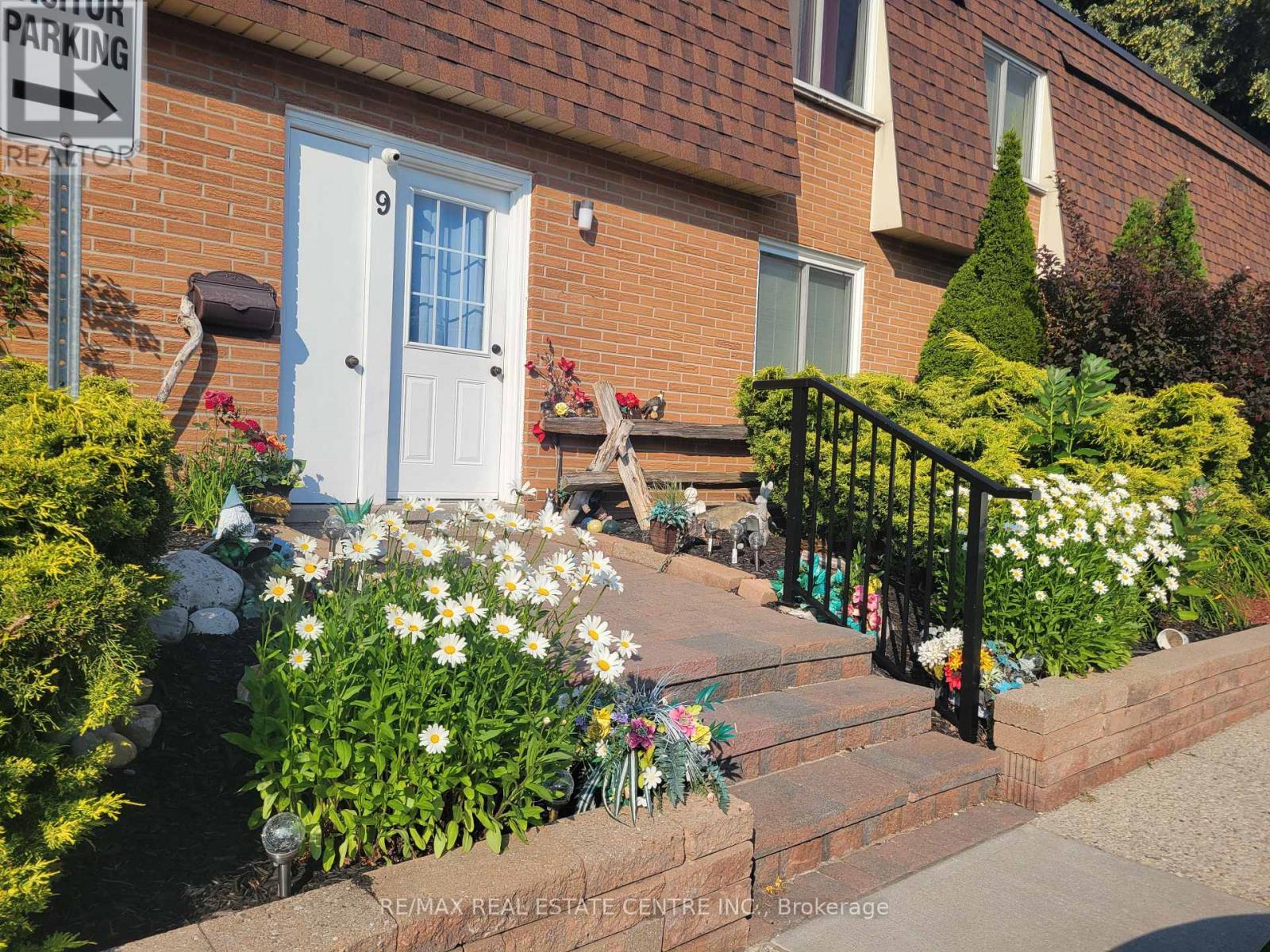 9 - 120 Country Club Drive, Guelph, Ontario  N1E 3K7 - Photo 1 - X12796858