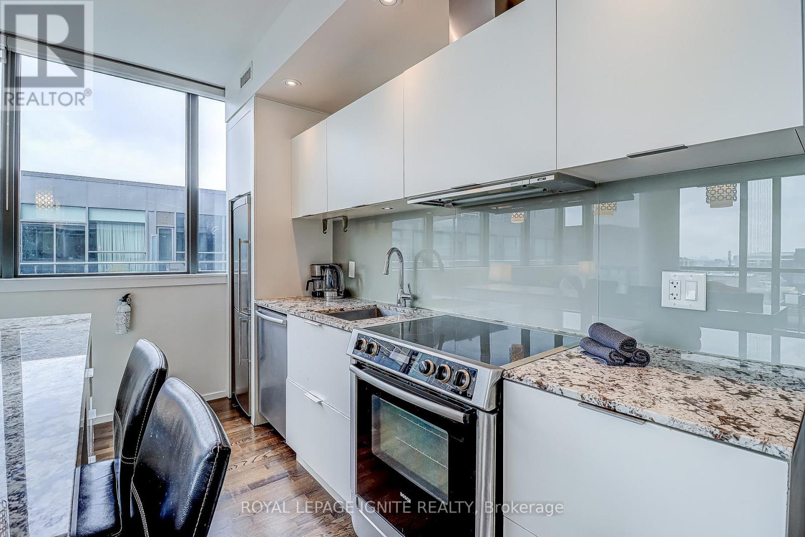 1502 - 8 Charlotte Street, Toronto, Ontario  M5V 0K4 - Photo 3 - C12824820