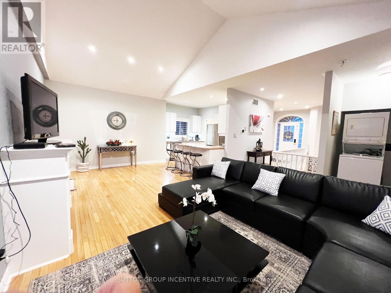 38 Hurst Drive, Barrie (Bayshore), Ontario L4N 9K3 - Photo 4 - S12824752