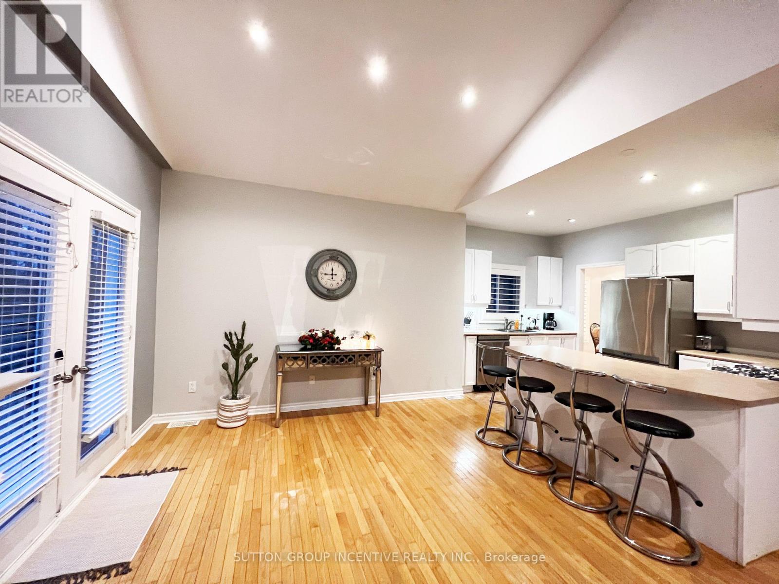 38 Hurst Drive, Barrie (Bayshore), Ontario L4N 9K3 - Photo 5 - S12824752